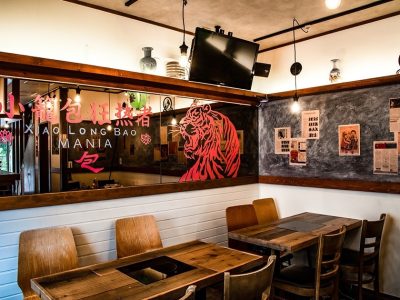 包包包店舗1階テーブル席